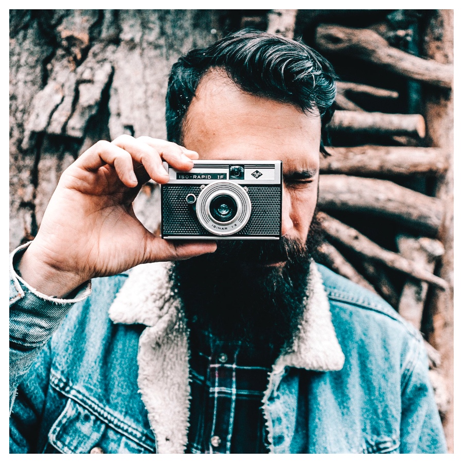 Man met retro camera digital nomad instagram presets