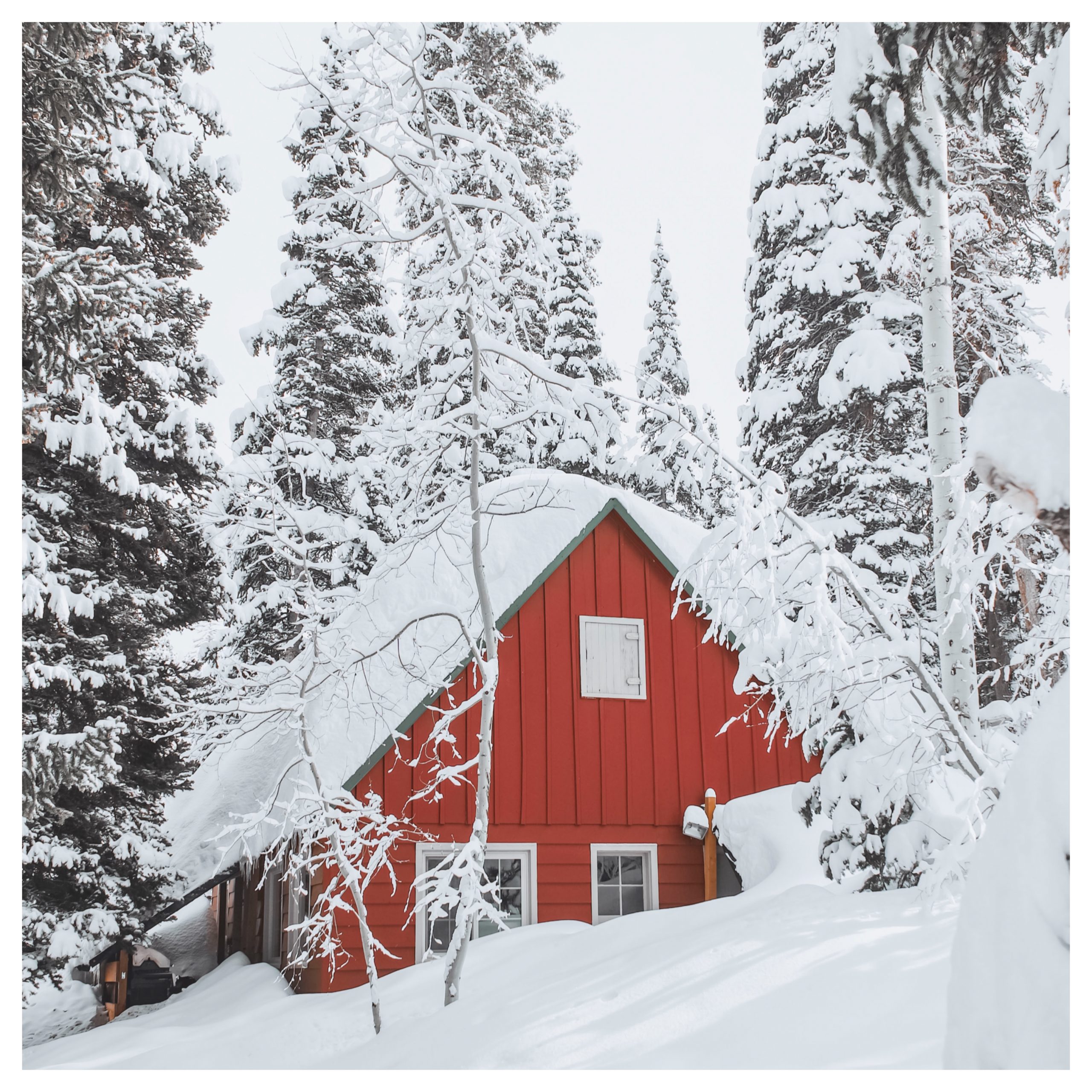 Rood huisje in de sneeuw populair ig filter